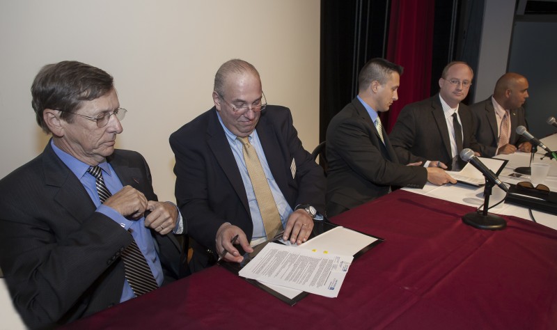 Florida Tech Signs MOU with CommutAir for Airline Pilot  and Dispatcher Development Program